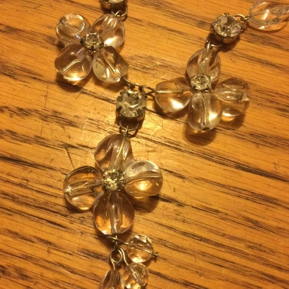 Rhinestone flower necklace - Picture 2 of 2
